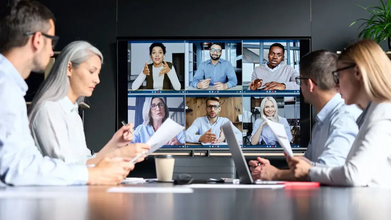 Réunion virtuelle d'une équipe diversifiée, illustrant les enjeux de la communication interne à distance.
