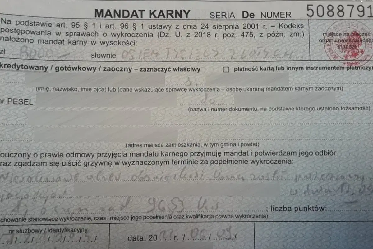 Wypełniony mandat karny na kwotę 800 zł, wystawiony 20.05.09 r. za wykroczenie.