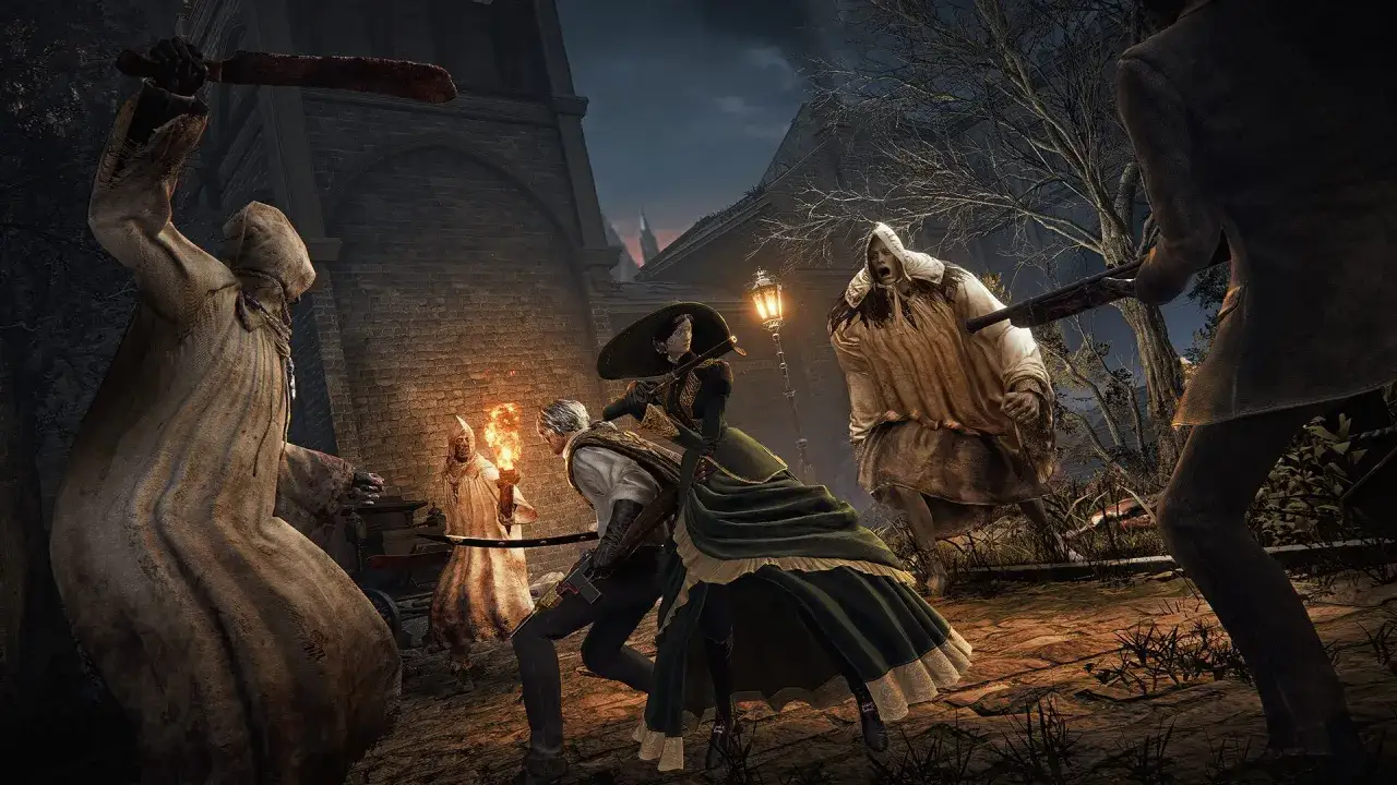 Enfrentamiento contra los duskbloods en una noche lúgubre. Figuras encapuchadas con armas rudimentarias y criaturas grotescas atacan a un grupo de cazadores.