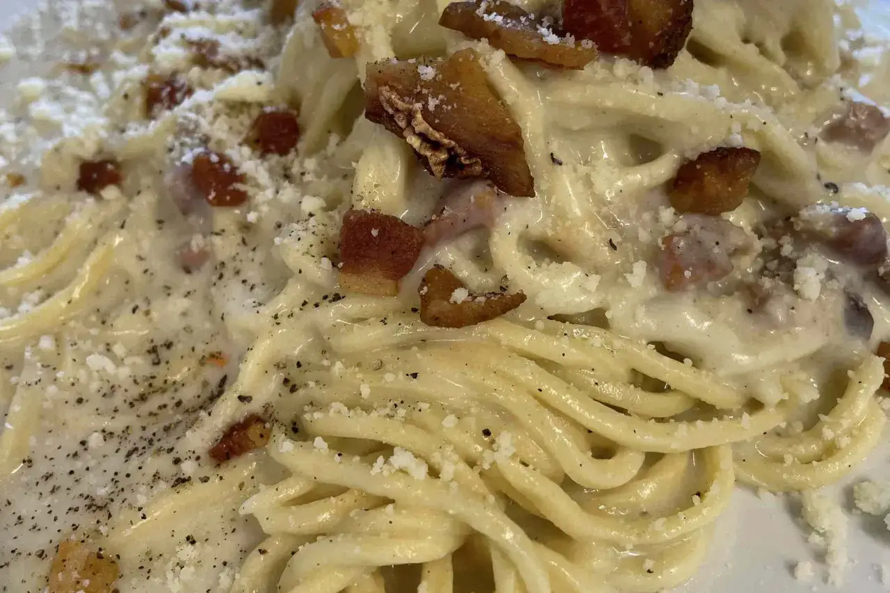 Spaghetti cremosi con guanciale croccante e pecorino, un classico della pasta alla gricia ricetta.