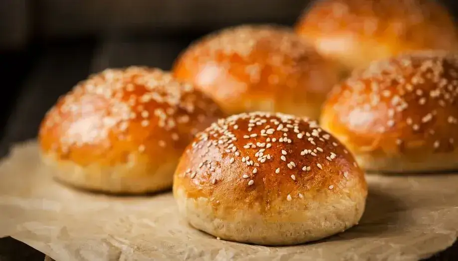 pains burger maison moelleux et dor&eacute;s sur une grille