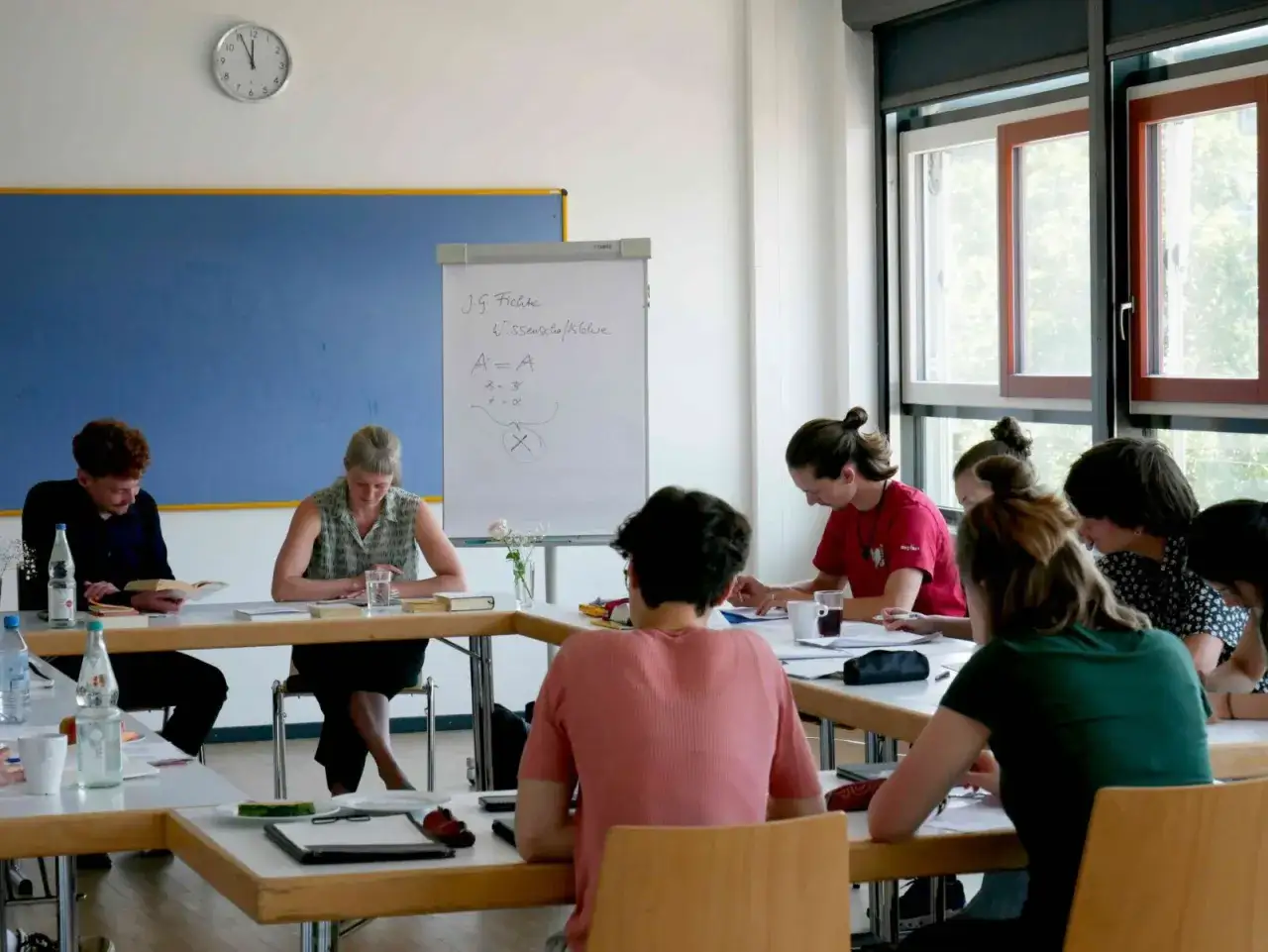 Diskussion &uuml;ber Fichtes Wissenschaftslehre im Philosophie-Studium. Studierende vertiefen sich in die Inhalte.