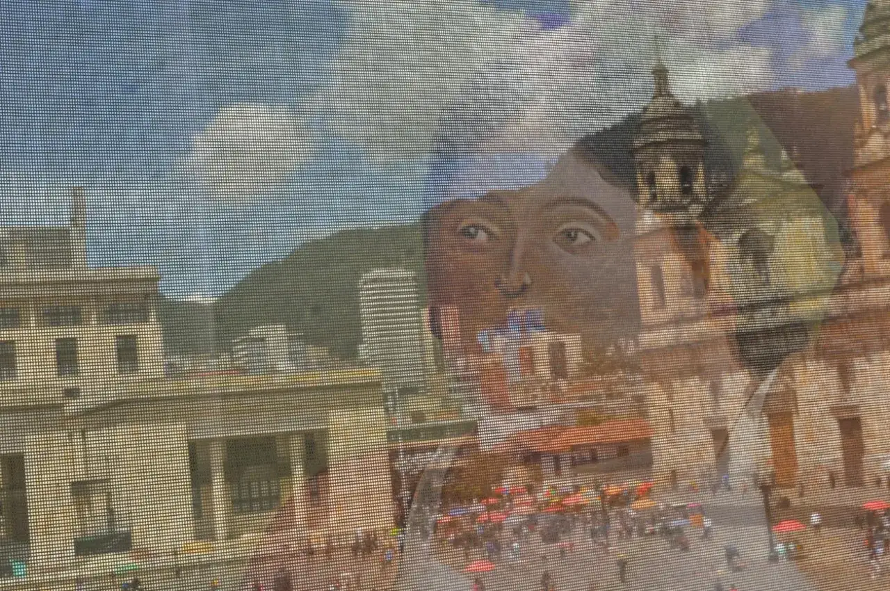 A vibrant cityscape is overlaid with the iconic, rounded features of Fernando Botero's Mona Lisa, her gaze serene amidst the bustling scene.