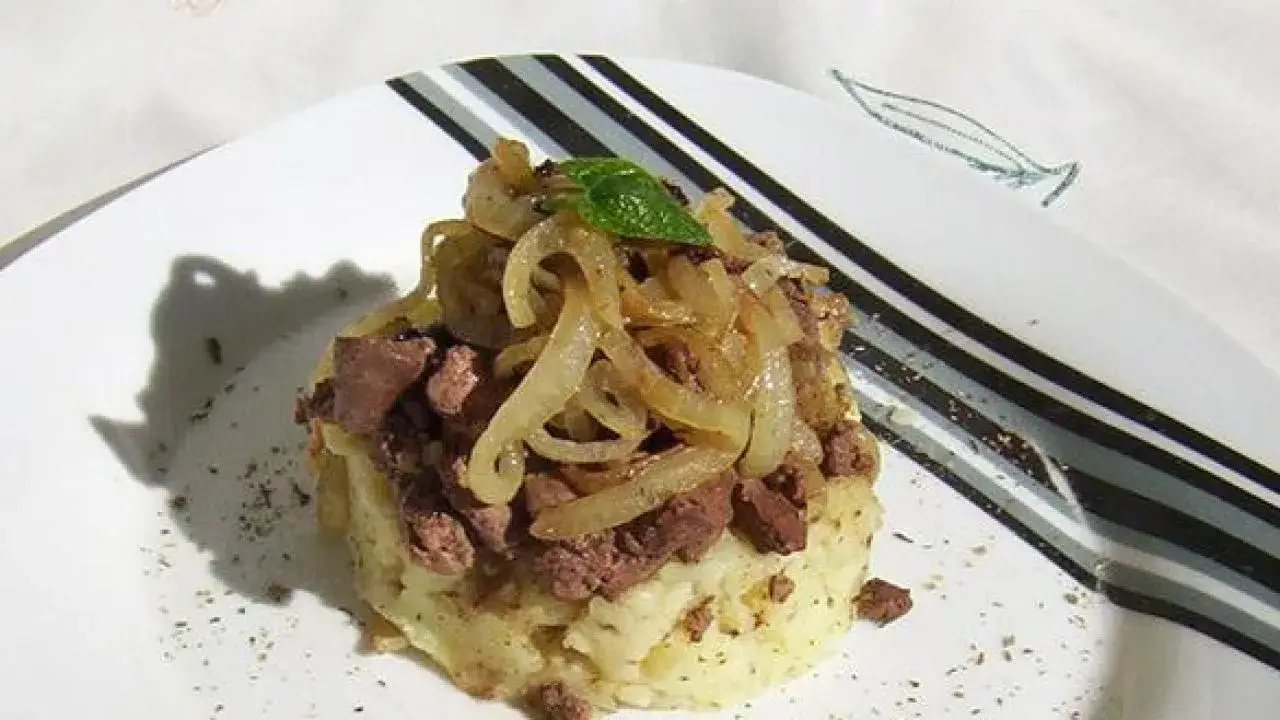 wątróbka z cebulką i ziemniakami puree