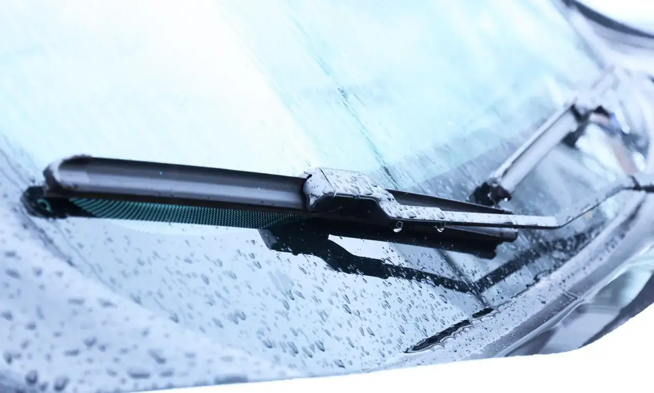 Scheibenwischer mit Wassertropfen auf der Windschutzscheibe. Die scheibenwaschanlage funktioniert nicht. Woran kann das liegen? Vielleicht ist die D&uuml;se verstopft oder die Pumpe defekt.