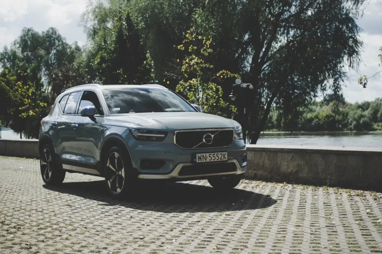 Szary Volvo XC40 2.0 benzyna zaparkowany nad rzeką. Zastanawiasz się, ile pali?