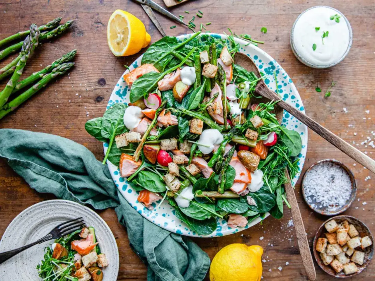 En fr&auml;sch sallad med lax, sparris och krutonger. Perfekt att koka sparris till och servera med en kr&auml;mig dressing.