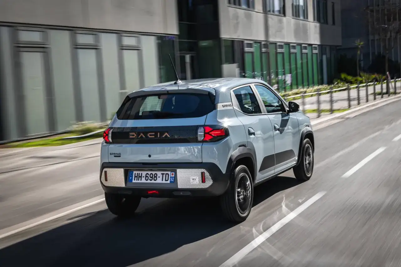 Mój elektryk, Dacia Spring, jedzie ulicą.