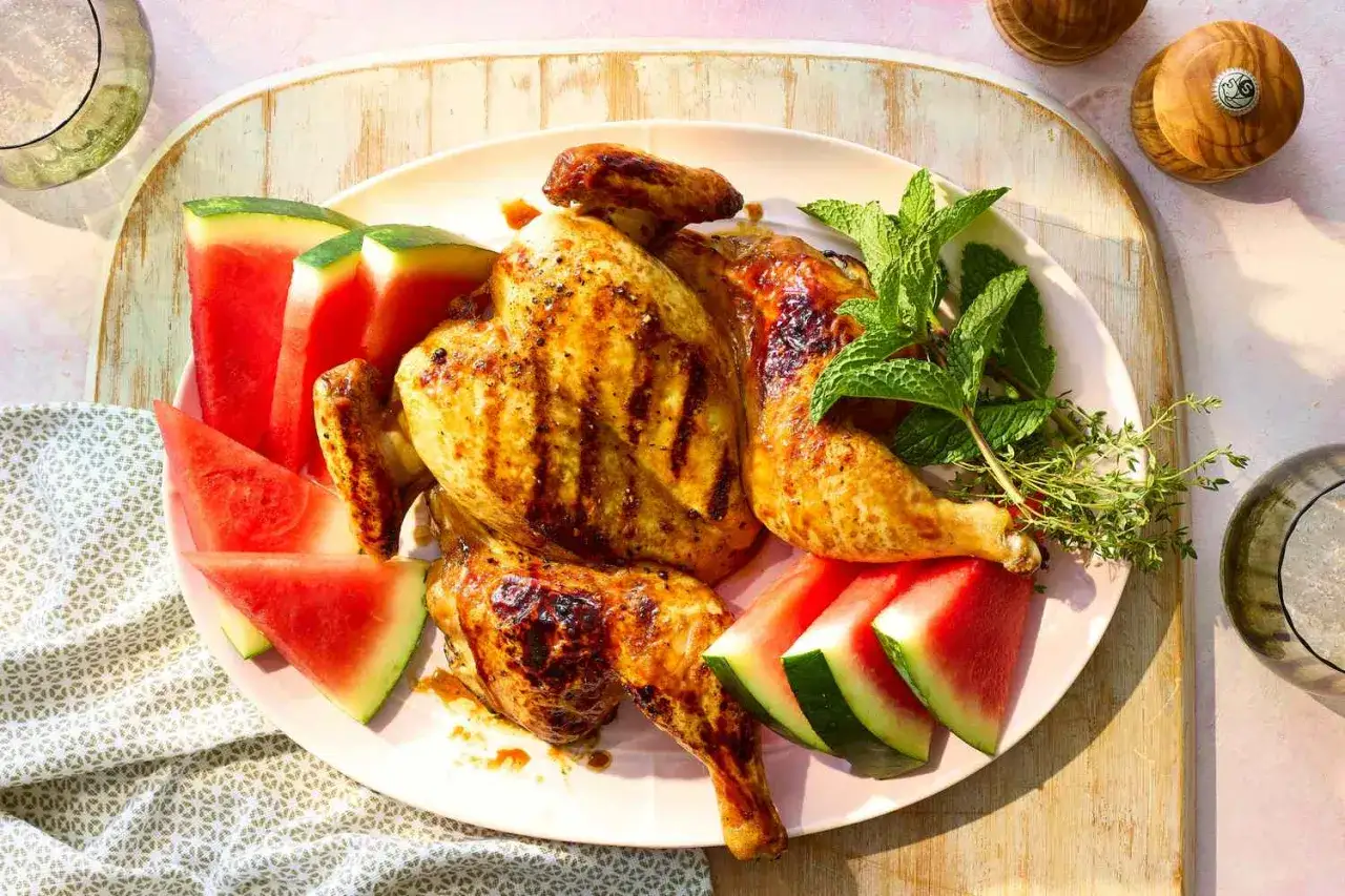 Helstekt kyckling med grill glaze, serverad med saftiga vattenmelonklyftor och f&auml;rska &ouml;rter. En perfekt sommarr&auml;tt.