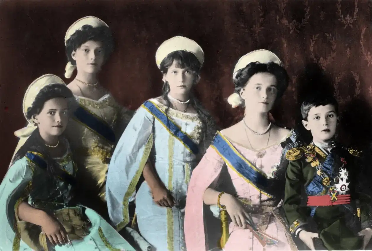 Alexander III. Kinder in festlicher Kleidung, mit k&ouml;niglichen B&auml;ndern und H&uuml;ten.
