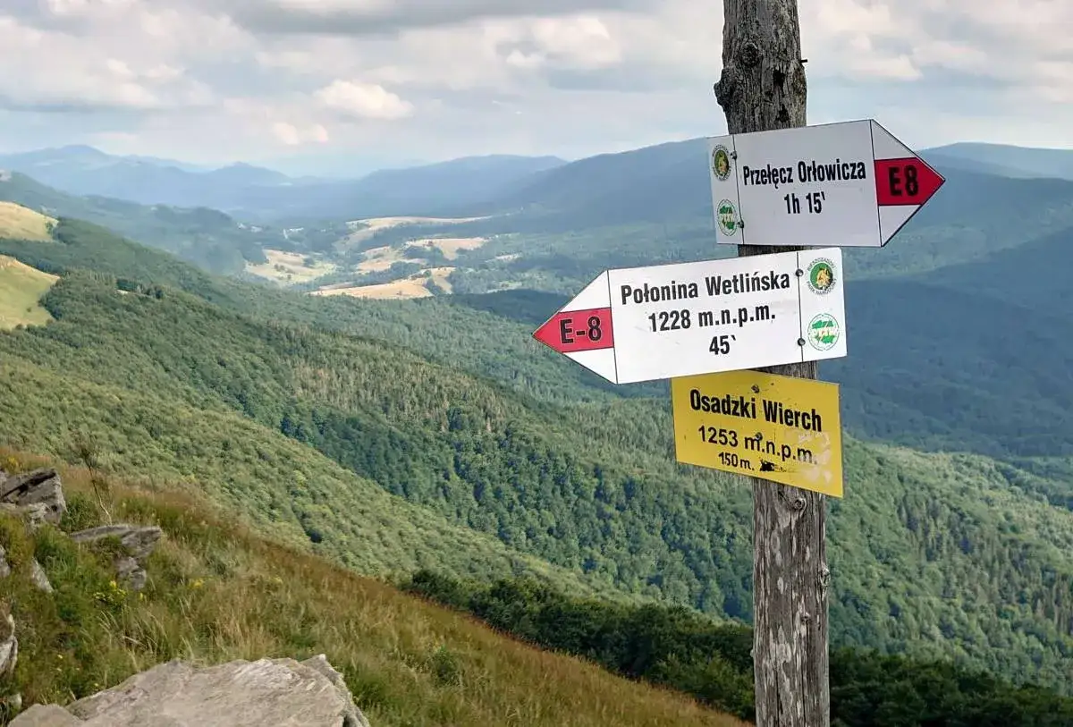 Wskazówki szlaku na Przełęcz Orłowicza i Połoninę Wetlińską. Kierunek na Osadzki Wierch.