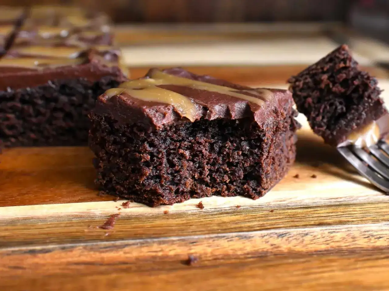 Pyszny brownie z polewą karmelową, idealny na deser. Zastanawiasz się nad brownie kcal? Ten wygląda na bogaty w smak!