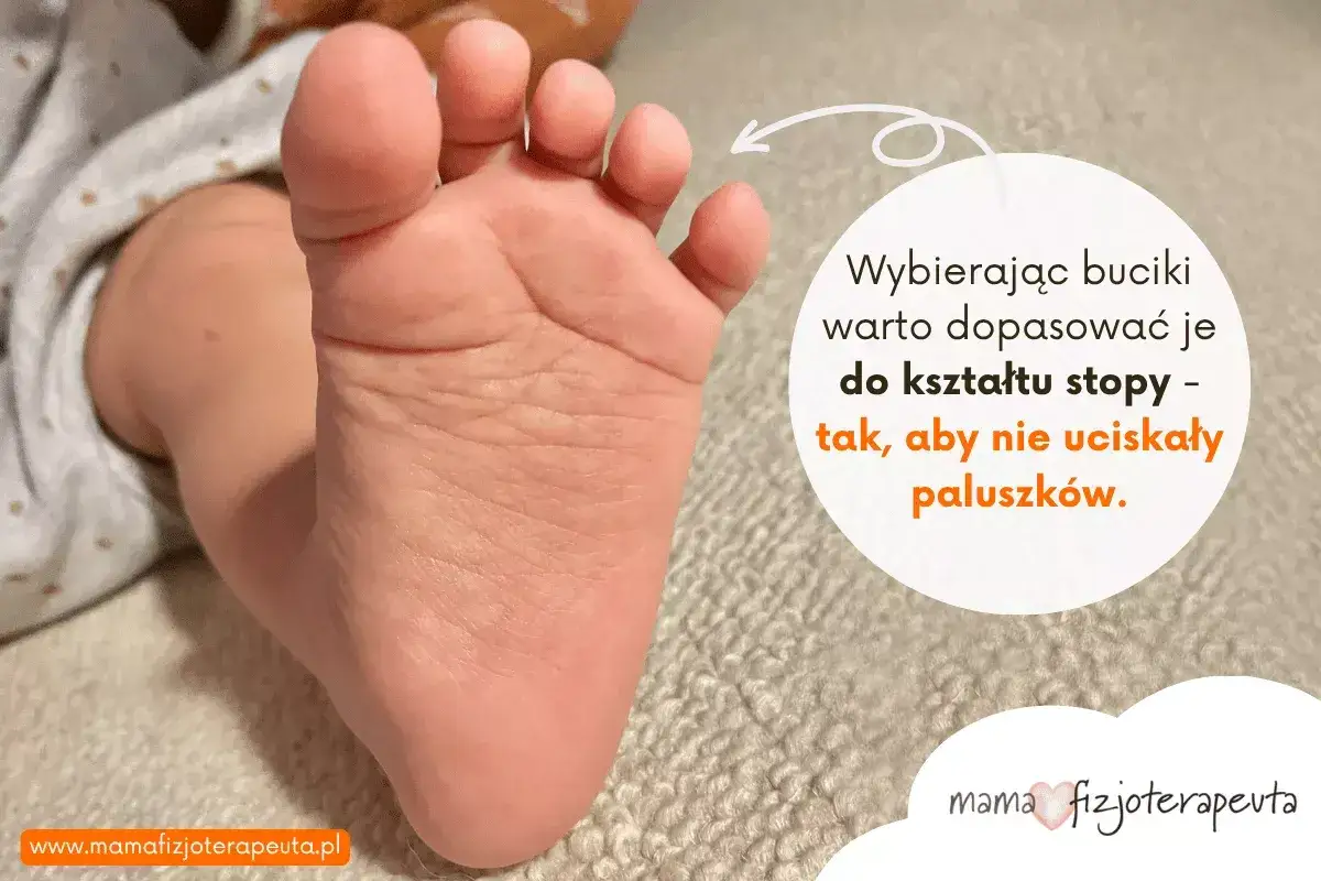 Mała stópka niemowlaka, idealna do dobrania odpowiedniego rozmiaru buta. Ważne, by buciki pasowały do kształtu stopy, nie uciskając paluszków.