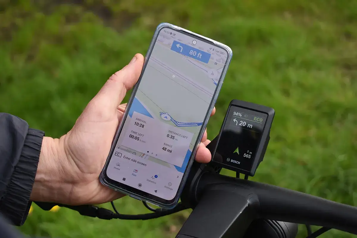 Smartfon z mapą i komputer rowerowy Bosch pokazują trasę. Idealne aplikacje do jazdy na rowerze dla każdego cyklisty.