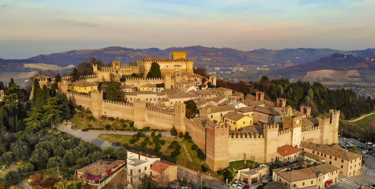 Imponente Rocca di Gradara e i suoi dintorni, un borgo medievale fortificato che domina le colline marchigiane.