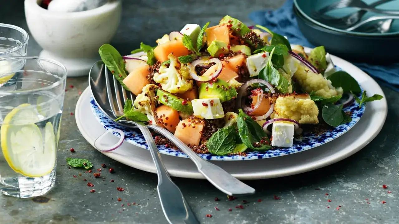 En färgstark melon och fetaostsallad med quinoa, blomkål, avokado och mynta. En uppfriskande rätt som passar perfekt en varm sommardag.