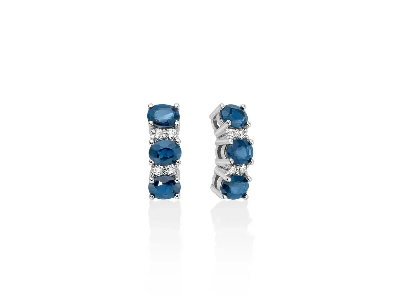 Orecchini a cerchio con tre zaffiri blu ovali e diamanti incastonati. Lo zaffiro è un diamante blu intenso.