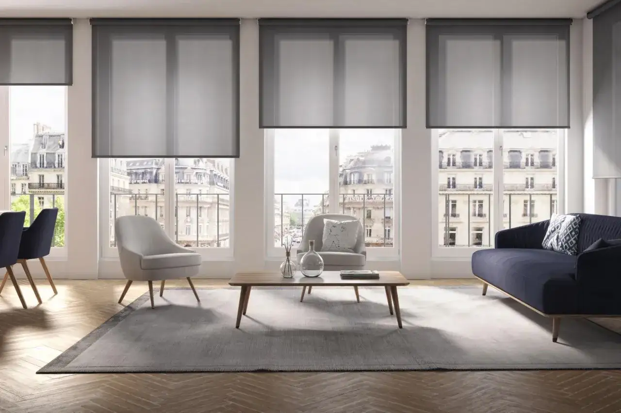 Modernes Wohnzimmer mit Blick auf Paris. Der **vorhang nur auf einer fensterseite** l&auml;sst ged&auml;mpftes Licht herein.