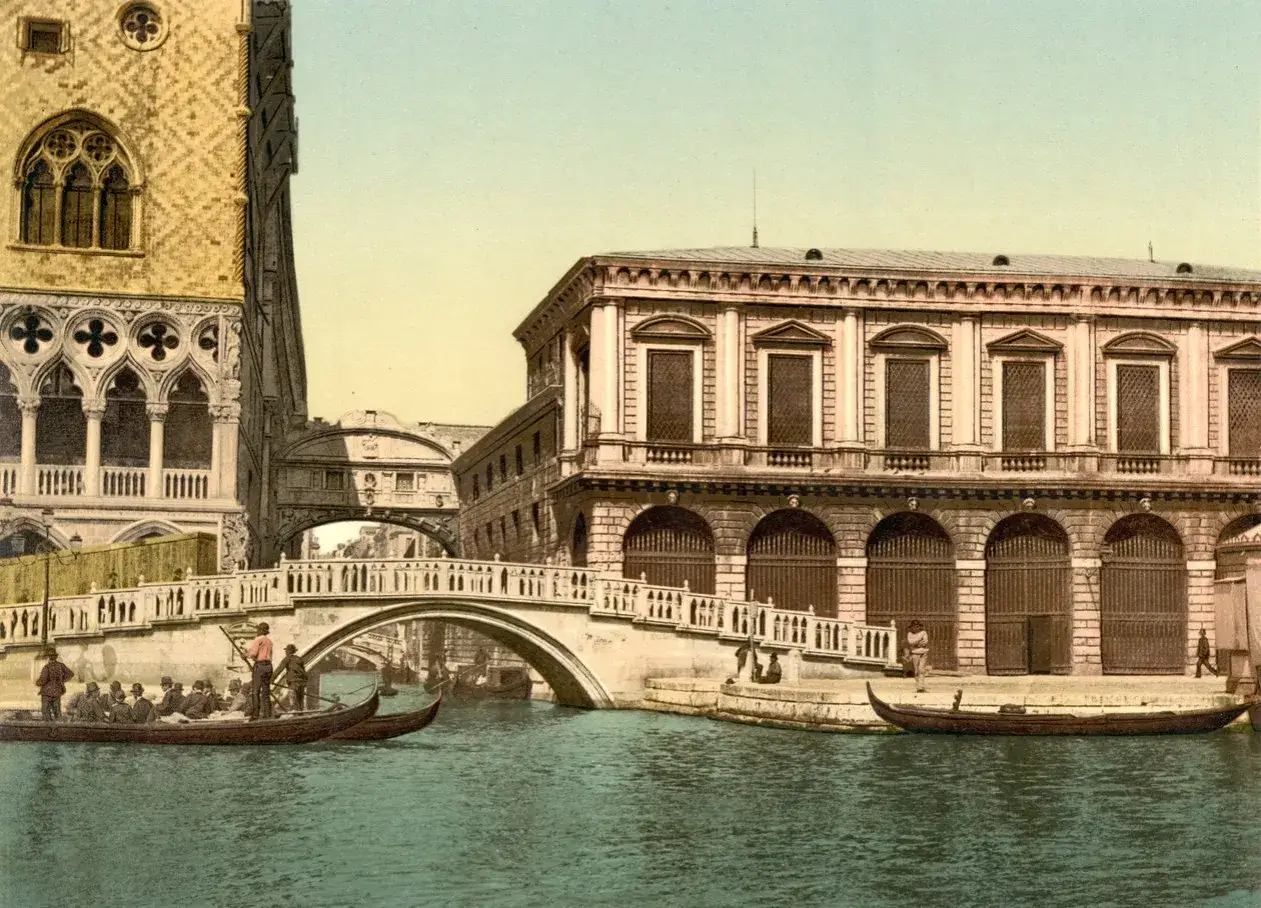 Ponte dei Sospiri a Venezia, collegava le prigioni al Palazzo Ducale. I condannati, attraversandolo, emettevano un ultimo sospiro prima di essere imprigionati.