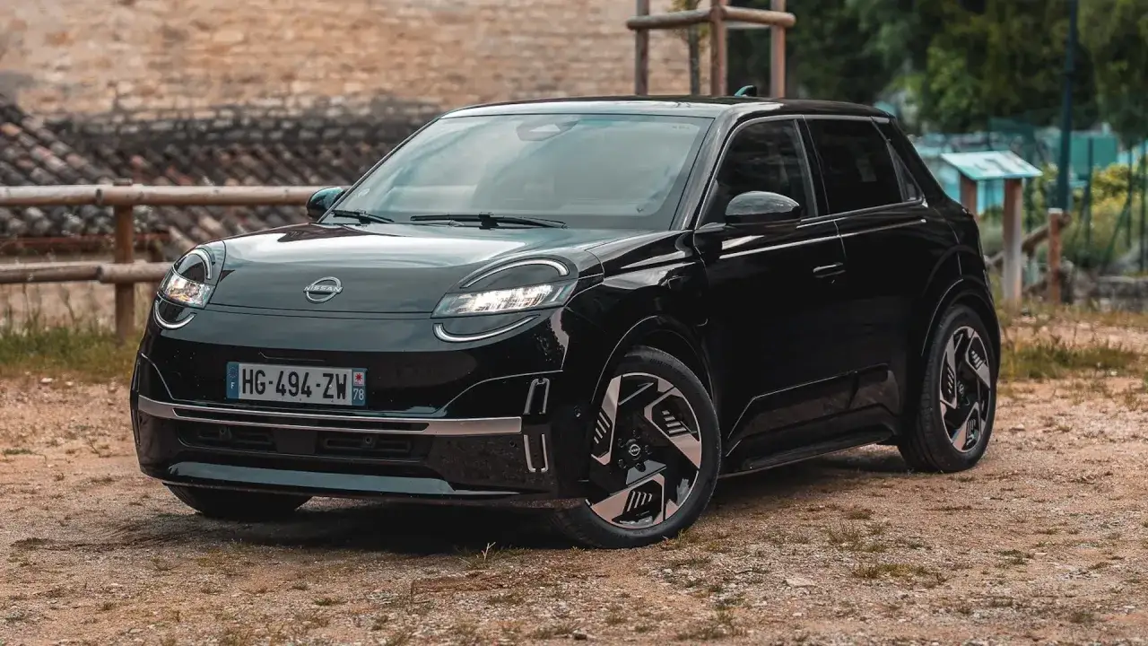 Nissan Micra negro aparcado en camino de tierra. Sus medidas son ideales para la ciudad.