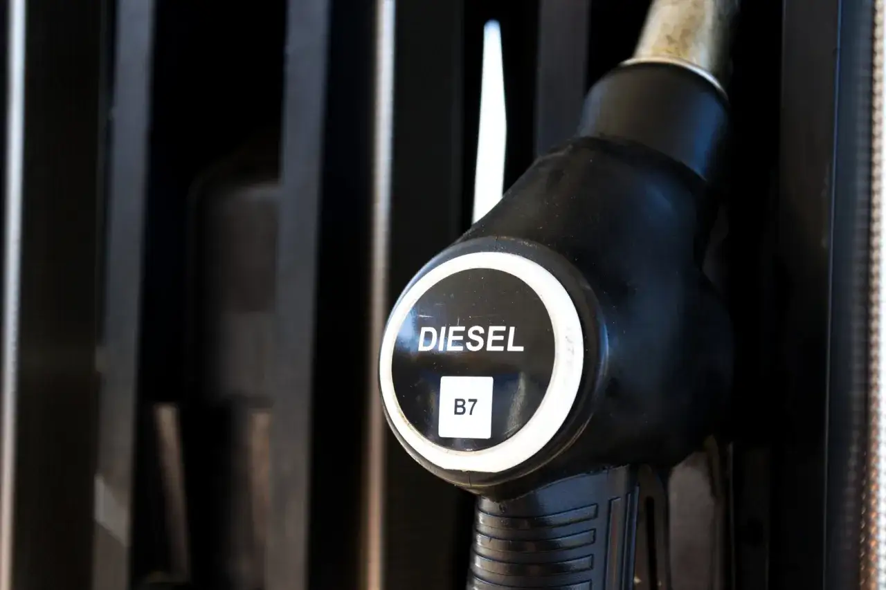 Dystrybutor paliwa z napisem DIESEL B7, idealny dla silnika 1.6 HDI.