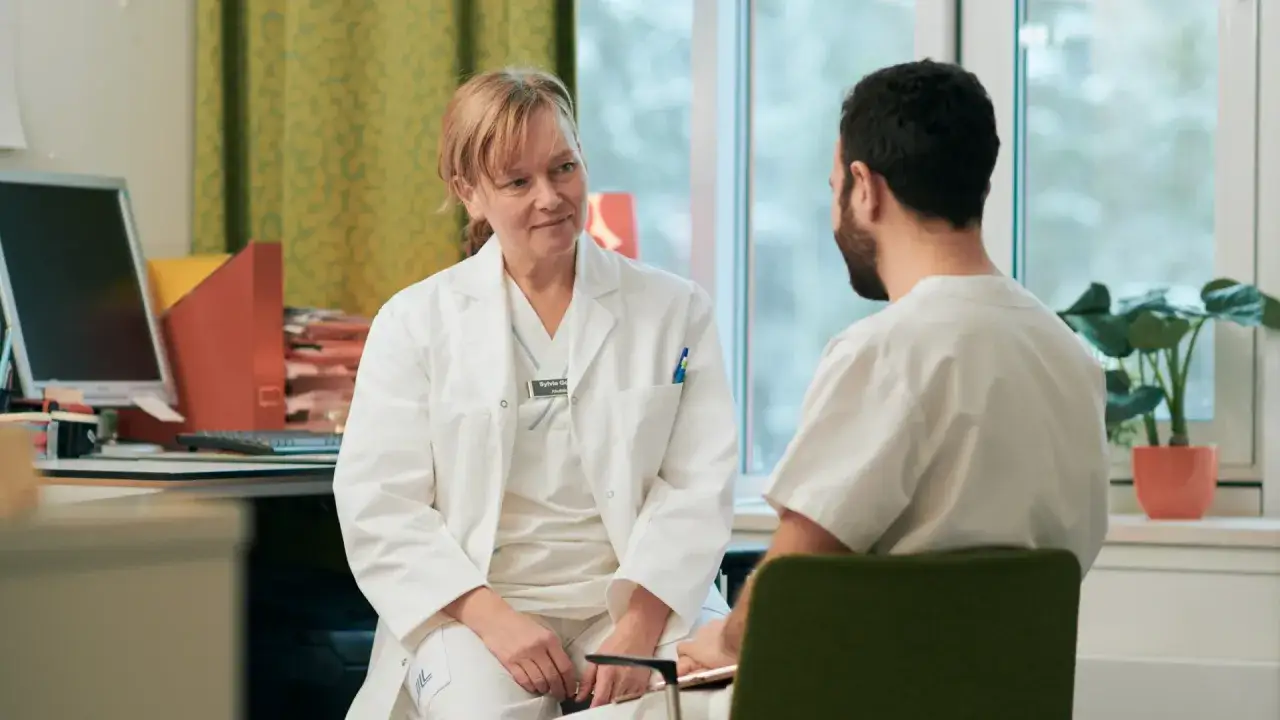 L&auml;kare pratar med patient om ny sjukperiod.