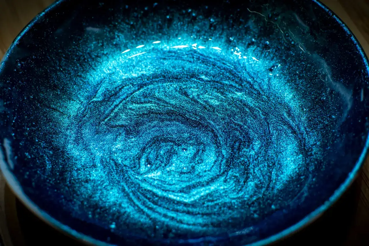 Effetto vorticoso blu intenso creato con pigmenti in polvere come si usano per dare profondit&agrave; e brillantezza.