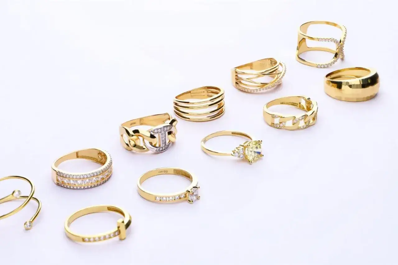 Variedad de tipos de anillos de pedida de oro, con diamantes y dise&ntilde;os modernos.