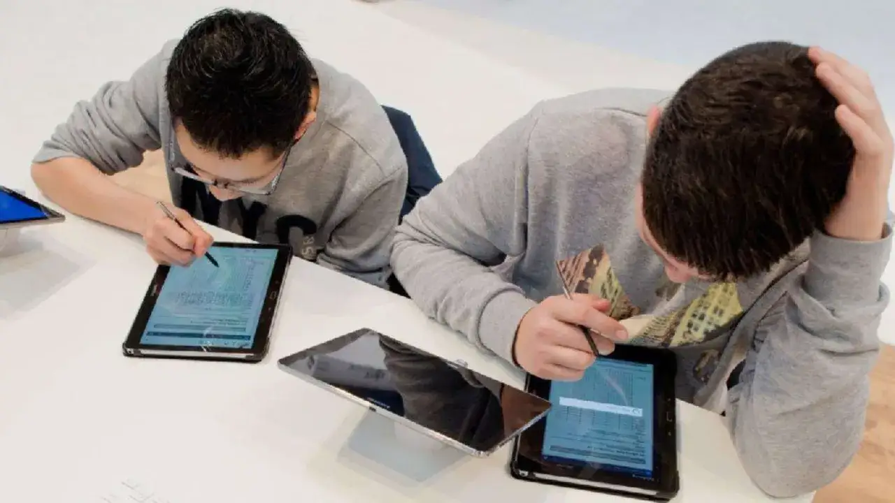 Zwei Jungen lernen mit Tablets und nutzen dabei bildungs apps.