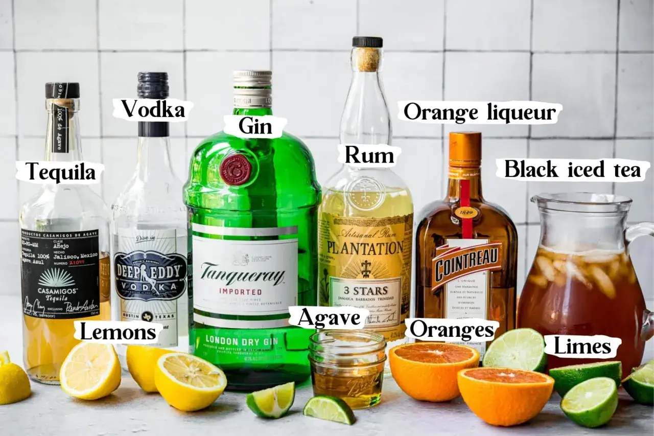 Ingredienser för en Long Island Iced Tea: tequila, vodka, gin, rom, apelsinlikör, svart iste, citroner, apelsiner och lime.