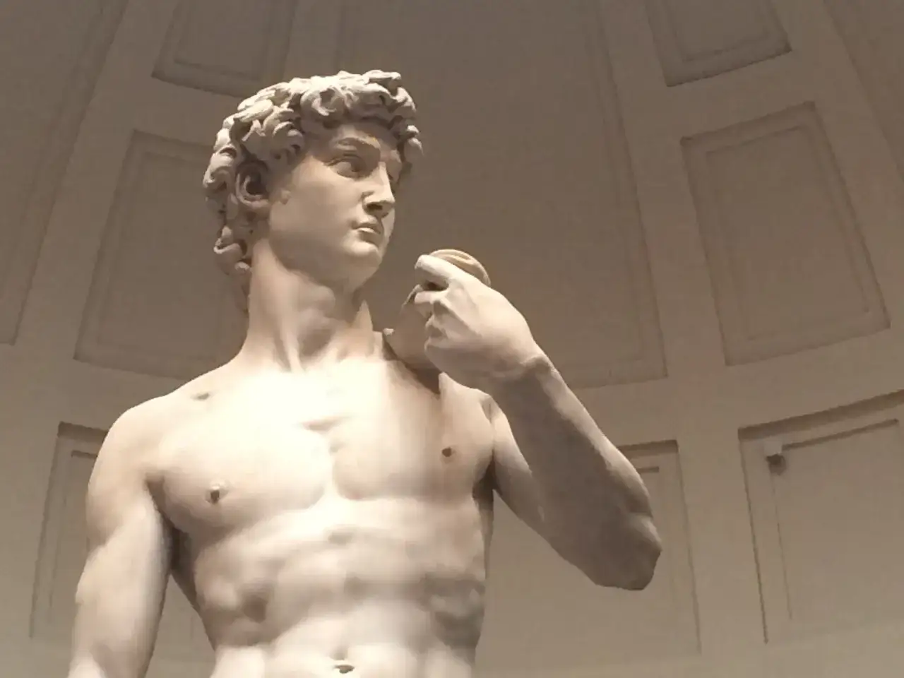 Michelangelos David, ein Meisterwerk der Renaissance, steht in seiner ganzen Pracht. Wo steht der David von Michelangelo? In Florenz, Italien.