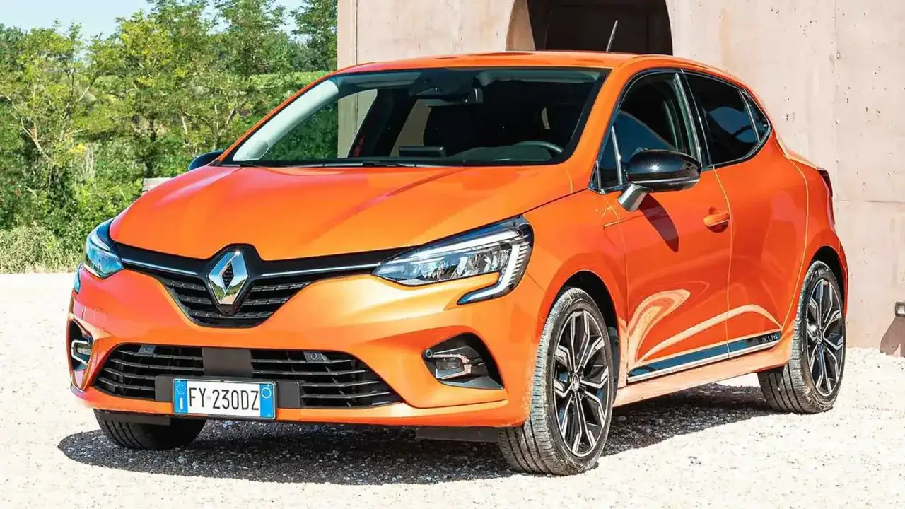Nuova Clio 2026 GPL, un'auto arancione brillante con un design moderno, pronta per affrontare la strada con stile ed efficienza.