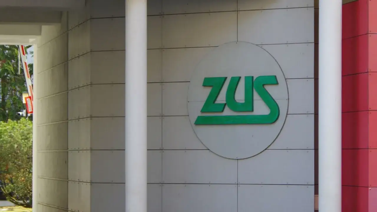 Znak ZUS na budynku. Już niedługo emerytura 2025, czas na planowanie przyszłości.