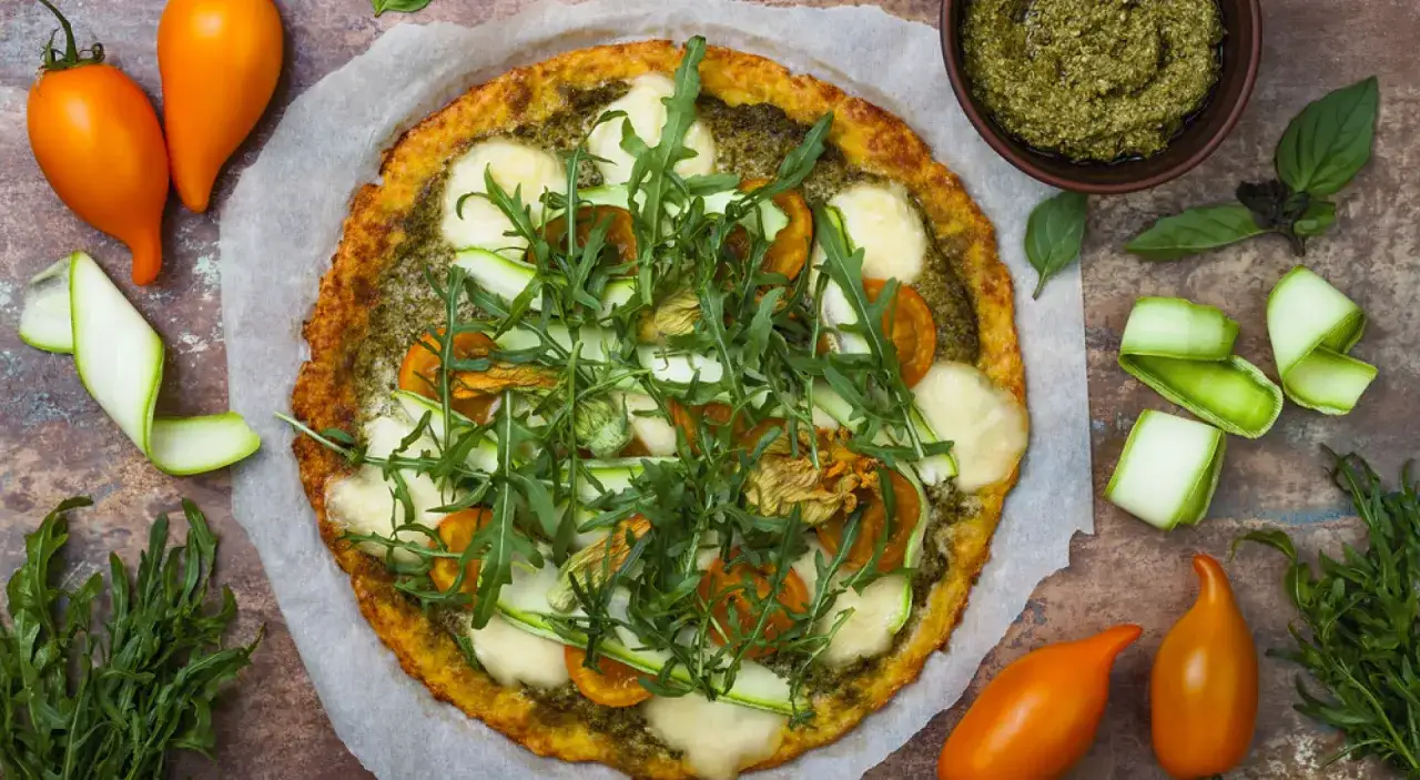 Pizza z cukinią i mozzarellą na spodzie z kalafiora. Niska pizza indeks glikemiczny, idealna na zdrowy obiad.