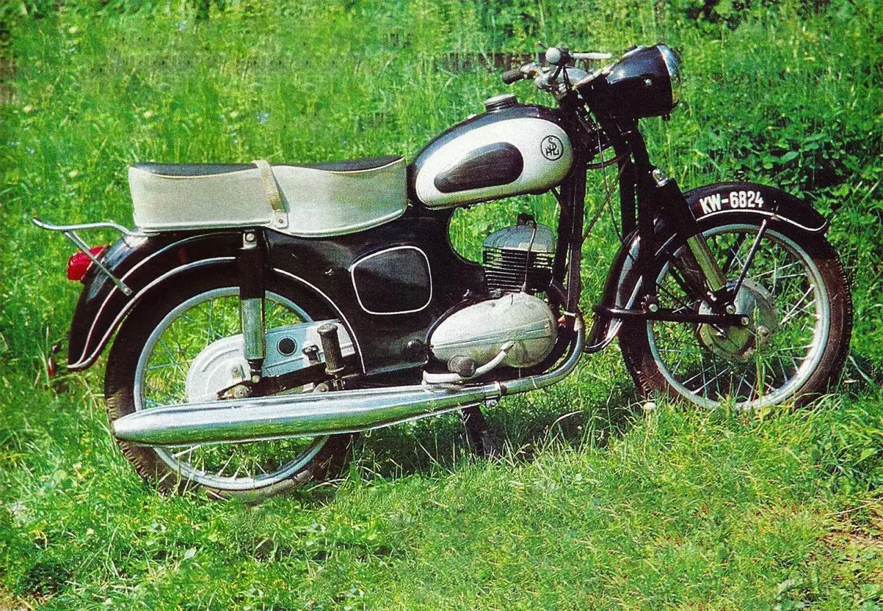 Klasyczny motocykl SHL M11 na tle zielonej trawy. Poznaj shl m11 dane techniczne tego kultowego pojazdu.