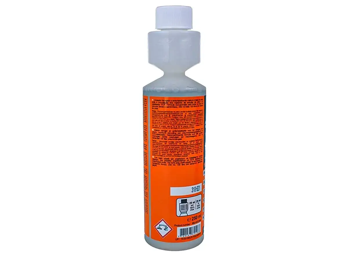 Bouteille d'AdBlue, un produit potentiellement corrosif, avec des instructions d'utilisation et des avertissements.