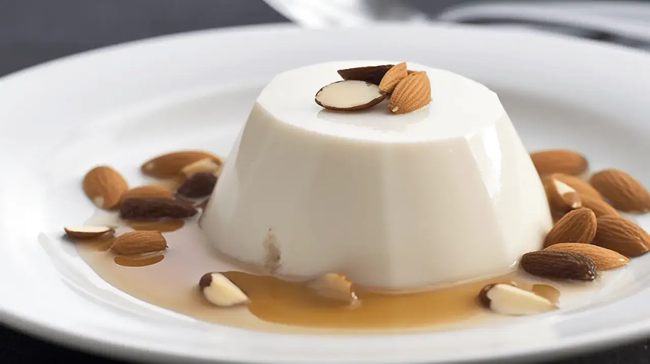 Un blanc-manger cr&eacute;meux, orn&eacute; d'amandes croquantes et d'un coulis ambr&eacute;. La vraie recette du blanc-manger, un d&eacute;lice simple et raffin&eacute;.