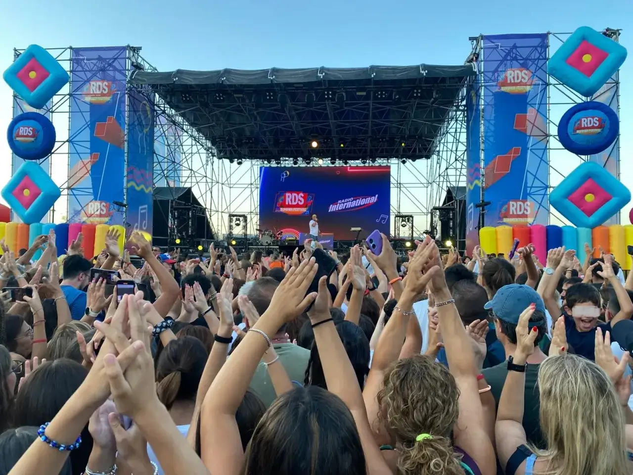 Folla entusiasta al RDS Summer Festival, con mani alzate e smartphone pronti a immortalare il momento. I biglietti per questo evento sono un ricordo prezioso!