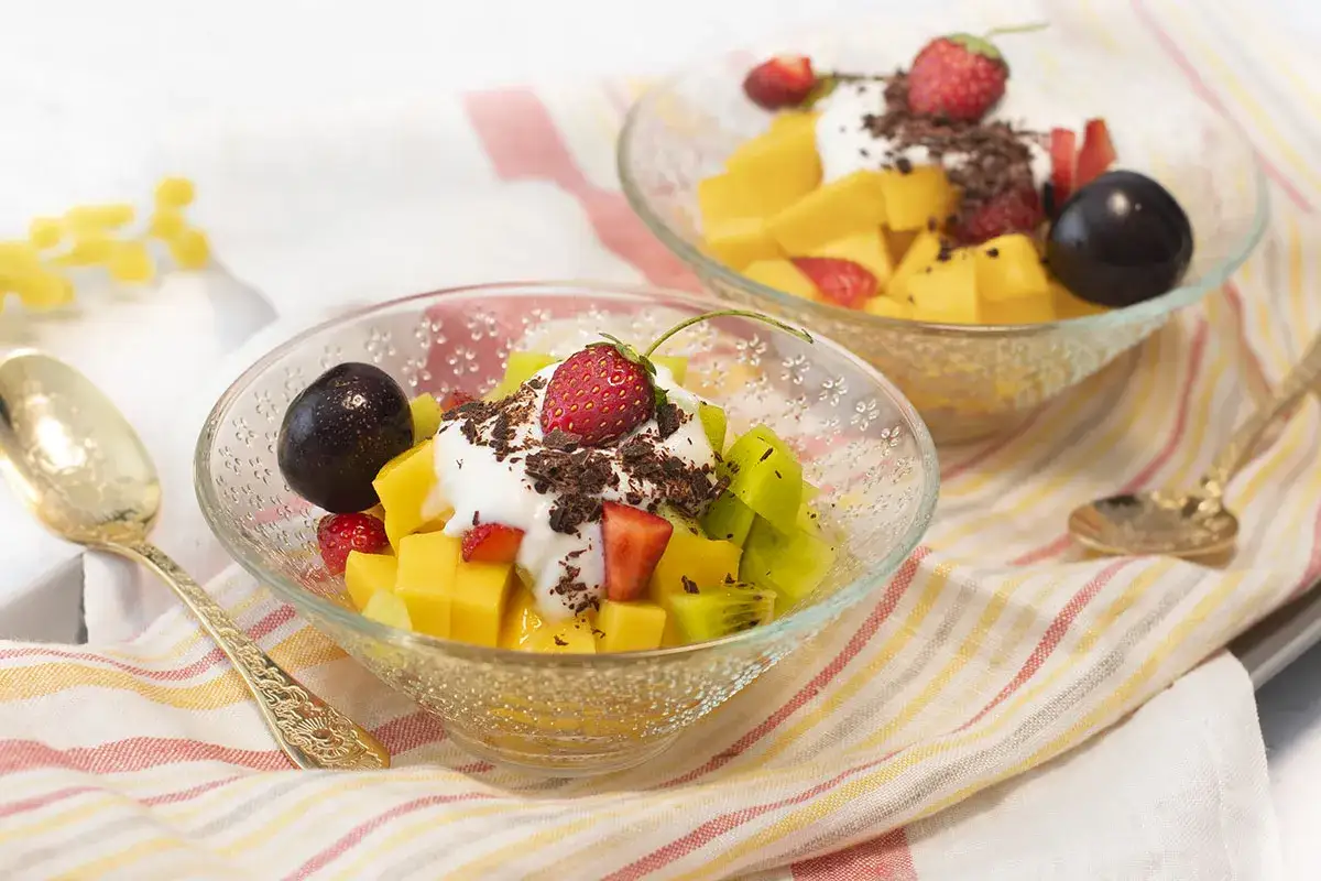 postres de frutas saludables sin azúcar en cuencos de cerámica