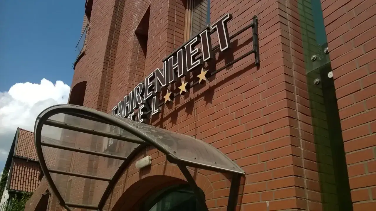 Hotel Fahrenheit z czterema gwiazdkami. To właśnie one świadczą o tym, kto nadaje gwiazdki hotelom.