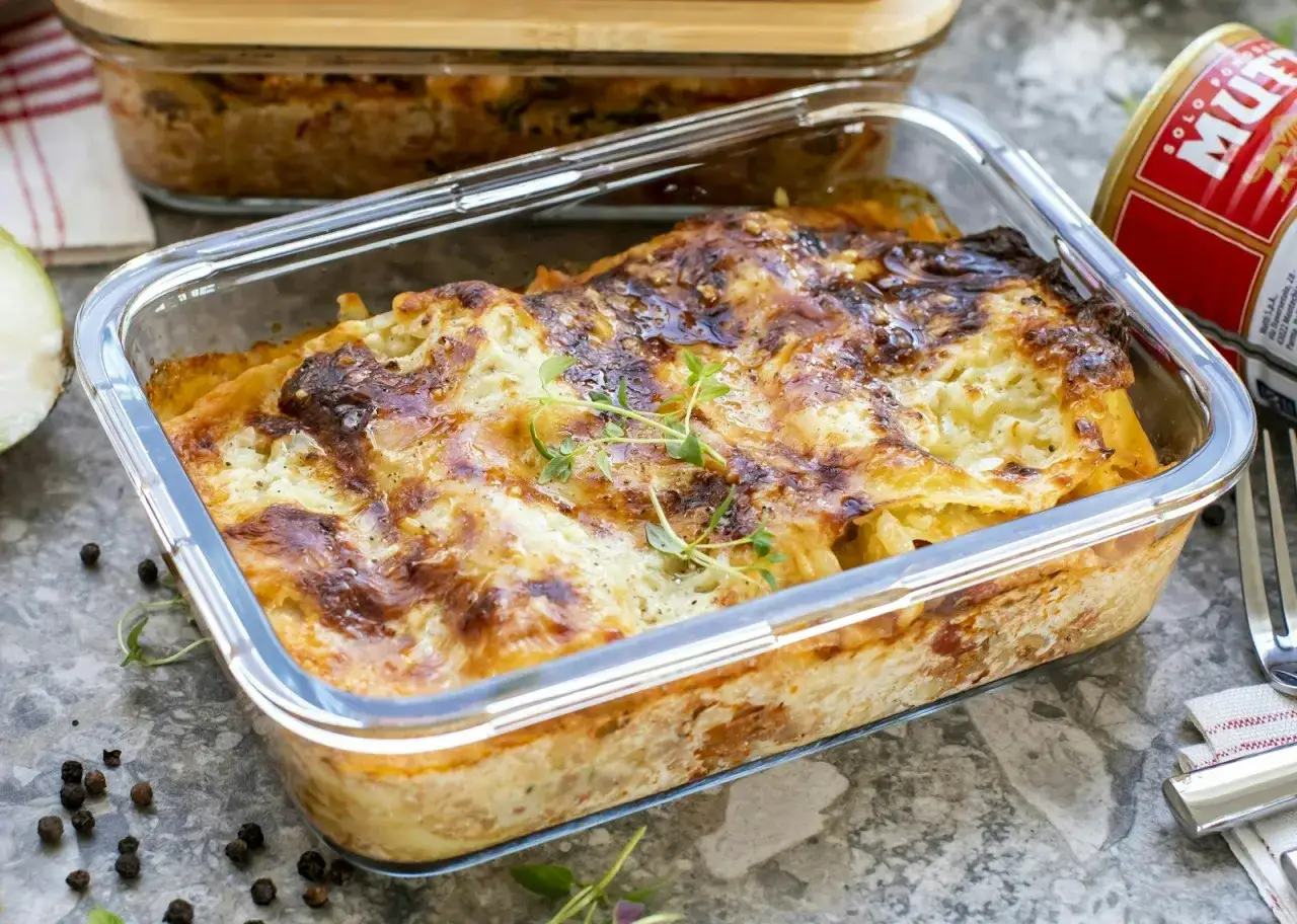 Gratinerad lasagne i glasform, perfekt f&ouml;r ett gott keso recept. Serveras med en klick f&auml;rska &ouml;rter.