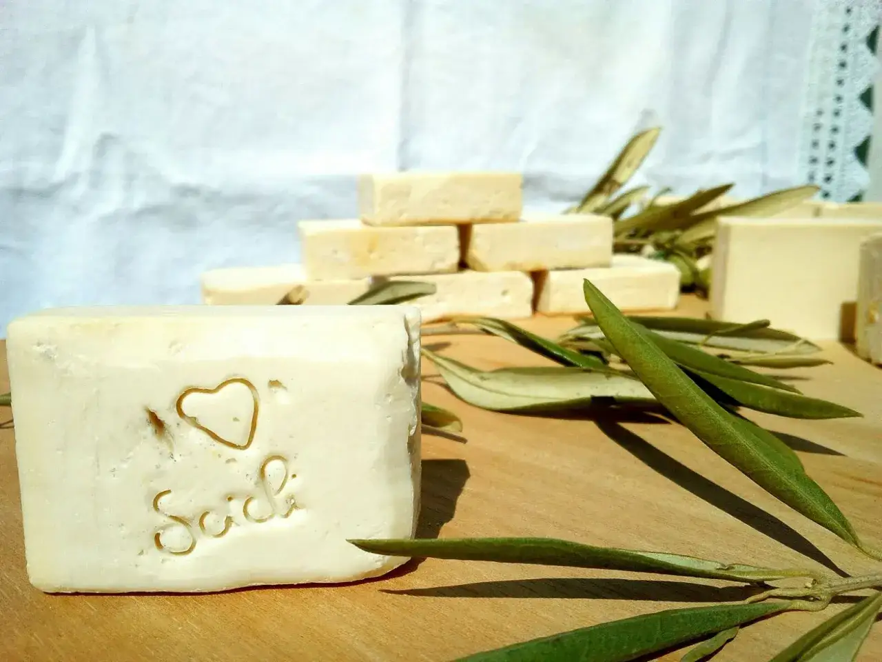 Sapone artigianale, frutto della saponificazione olio di oliva, con decorazione a cuore e scritta
