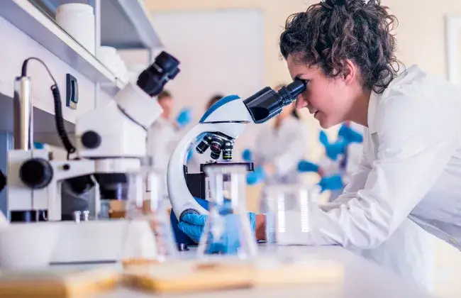 Biolog sądowy w laboratorium, analiza DNA, mikroskop