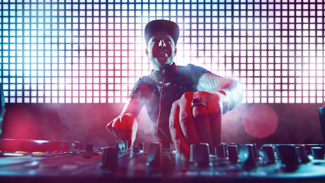Un DJ siciliano famoso mixa musica con passione, illuminato da luci al neon e fumo, pronto a far ballare la folla.