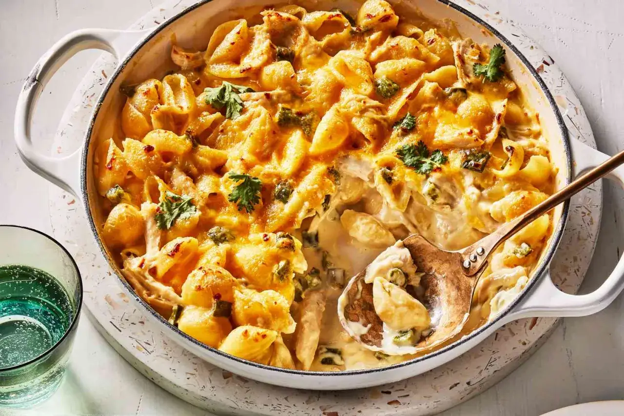 Herzhafte Nudelauflauf mit K&auml;se &uuml;berbacken, perfekt f&uuml;r leckere Rezepte Abendessen. Ein L&ouml;ffel voller cremiger K&ouml;stlichkeit.