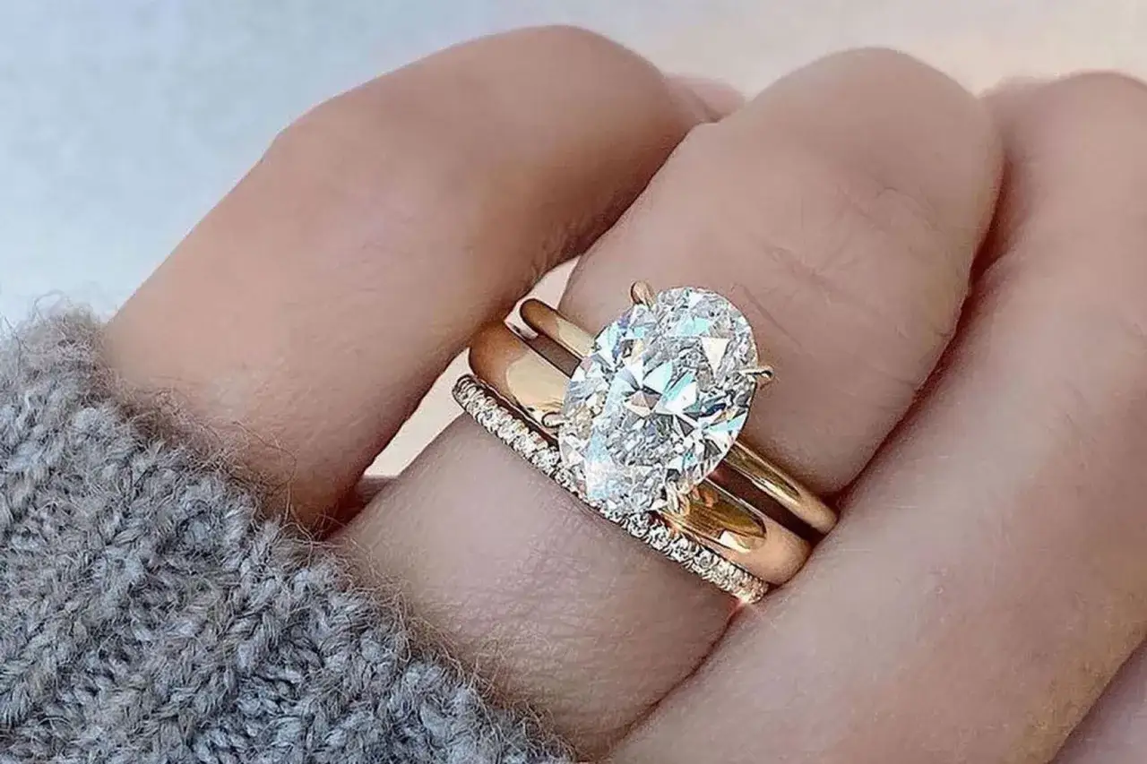 Un solitario anello con diamante ovale, simbolo di un amore eterno e prezioso.