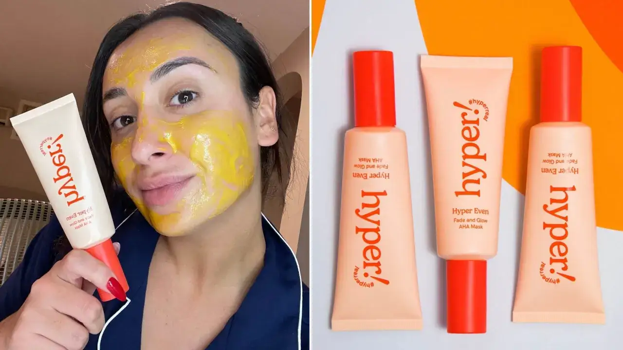 Kvinnan applicerar en gul ansiktsmask, troligen med aha syra, fr&aring;n en tub. Bredvid syns tre tuber av produkten 