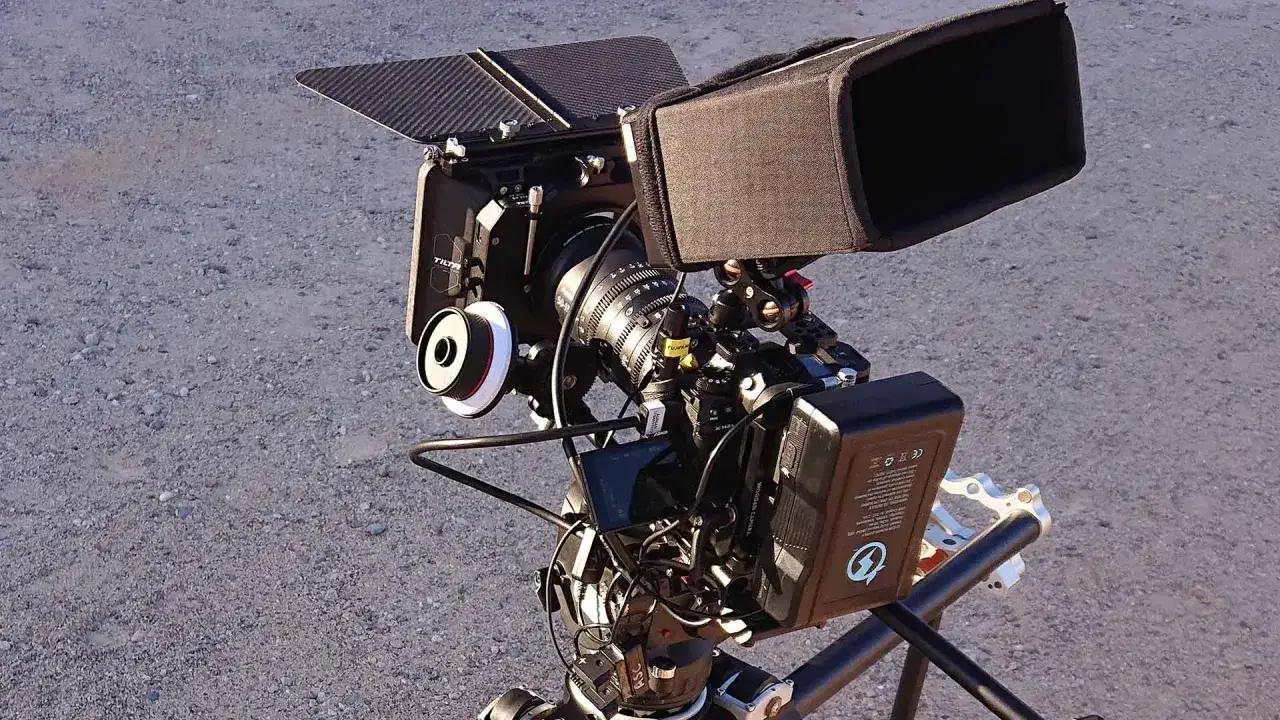 Profesjonalny zestaw filmowy z kamerą Fujifilm X-H2S, matte boxem i baterią na statywie.