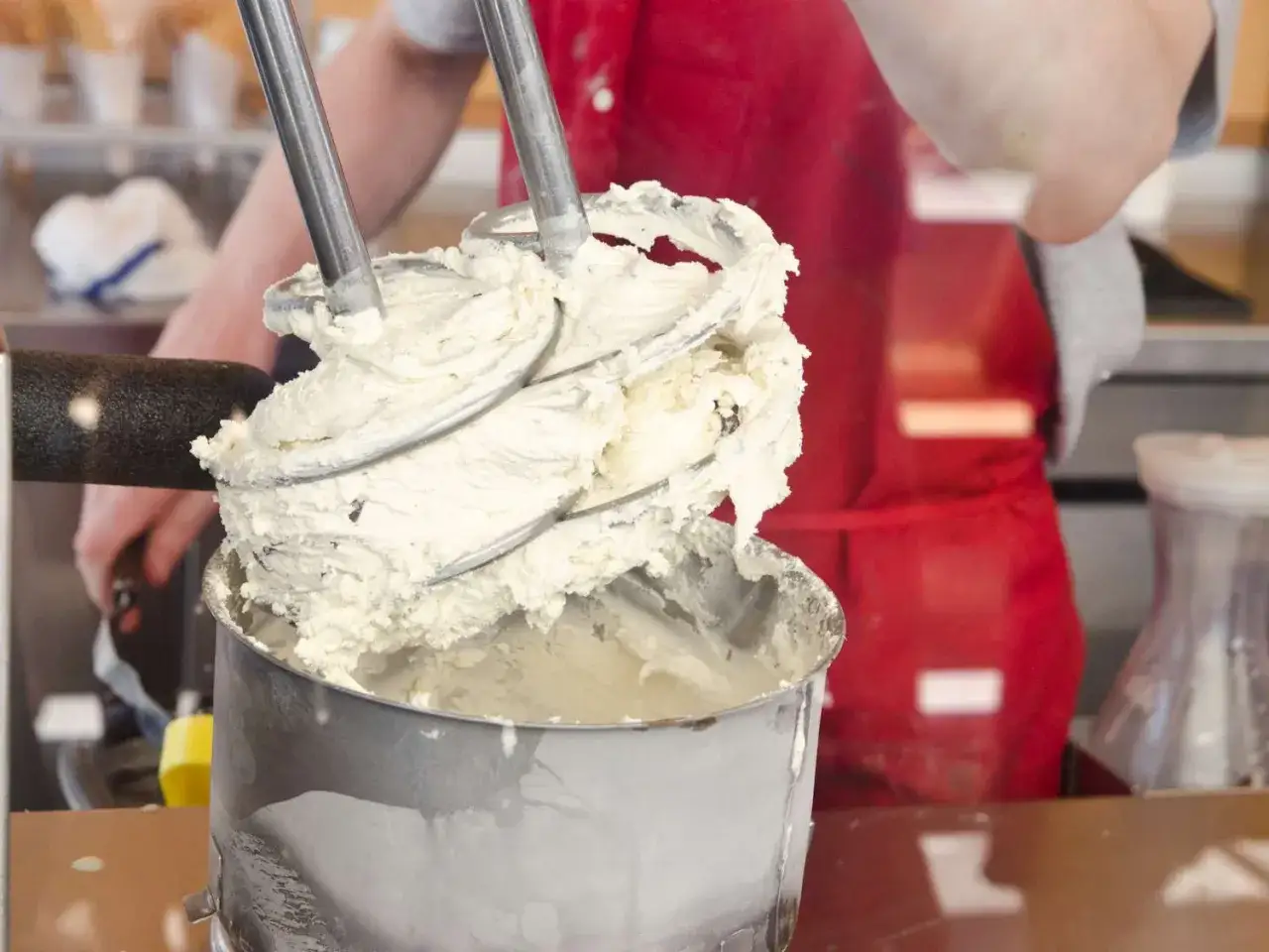 Cremiges Eis wird in einer Eismaschine zubereitet, ein Schritt für ein köstliches gelato rezept.