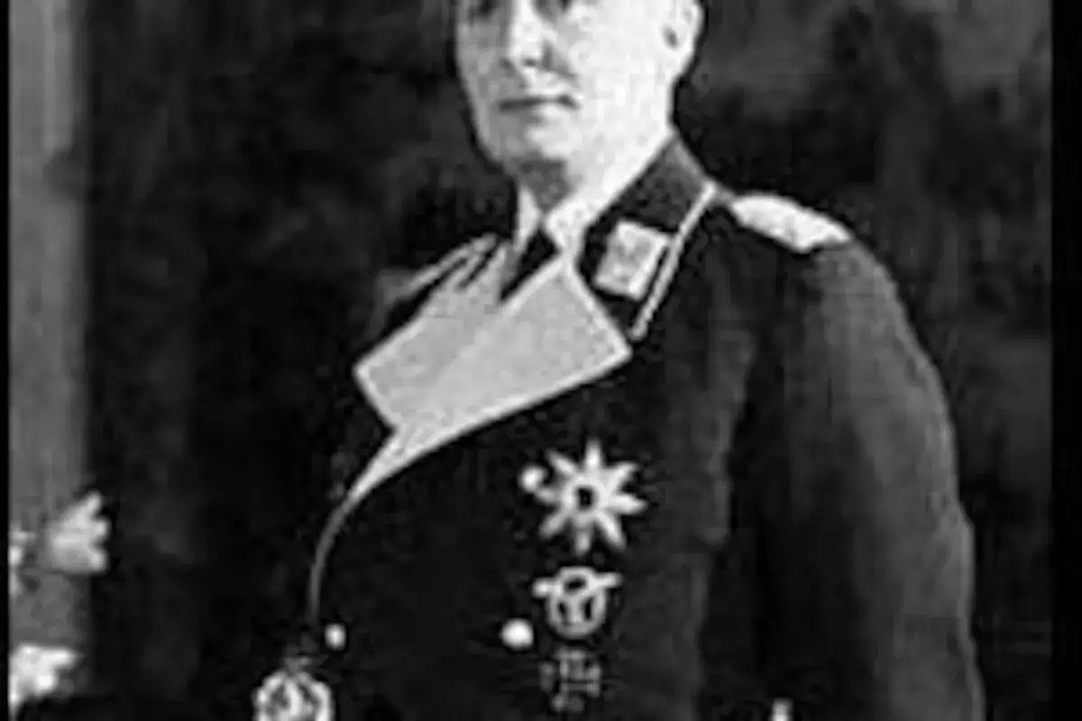 Portrait en noir et blanc d'un homme en uniforme militaire, portant des d&eacute;corations. Il s'agit de la derni&egrave;re photo connue de G&ouml;ring avant sa mort.